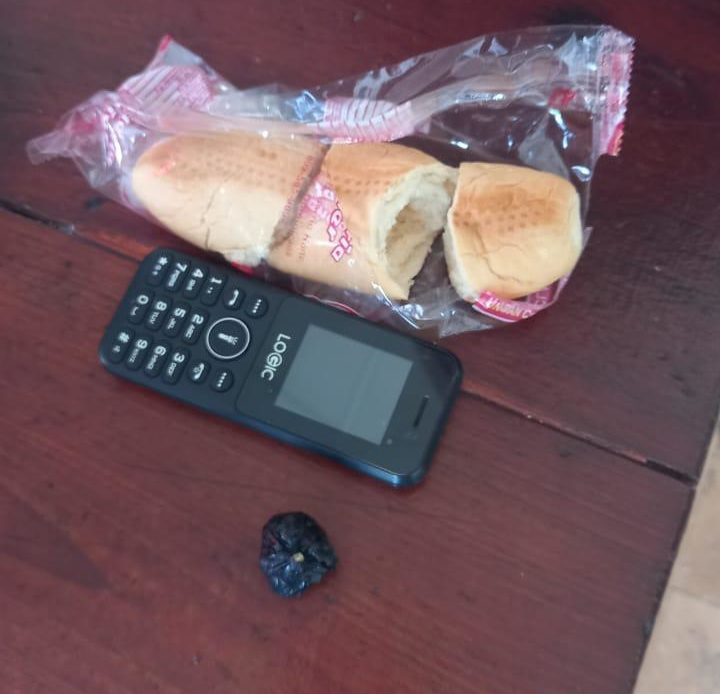 Adolescente intentó introducir presunta marihuana y un celular dentro de un pan a cárcel de Esperanza