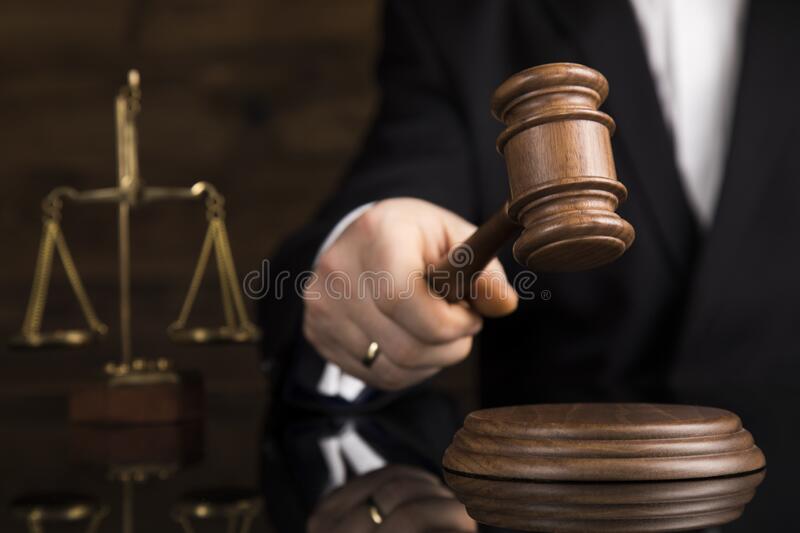 pueblo ley tema mazo de juez martillo madera barrister justicia concepto 218704068