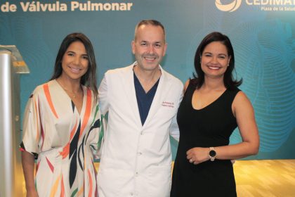 2.Doctores Rebeca Perez Coordinadora de la Unidad de Cardiologia Pediatrica John Breinholt y Adabeyda Baez 1140x694 1