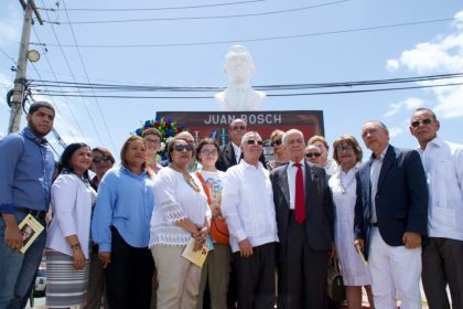 Alcalde Manuel Jiménez develiza busto y plazoleta dedicados al profesor Juan Bosch en SDE