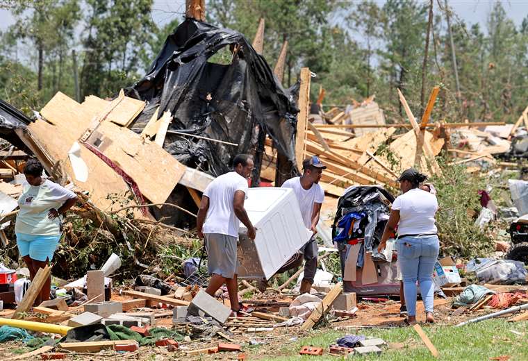 cuatro muertos y diez heridos deja destructivo tornado en