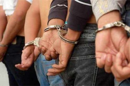 tres apresados detenidos esposados