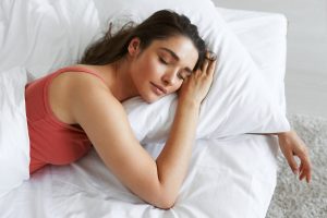 ¿Cómo dormir para que no se caigan los pechos?