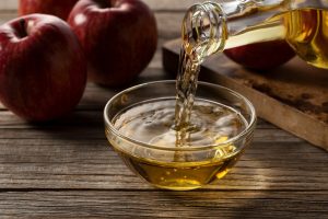 ¿Cómo usar el vinagre de manzana para eliminar las canas?