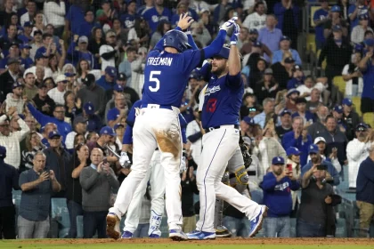 Los Dodgers vencieron 5-2 a los Piratas y se acercaron a medio juego del líder de la División Oeste de la Liga Nacional, Arizona