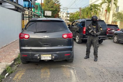 DNCD ocupan 21 paquetes, armas, vehículos y detienen cinco personas en SDE