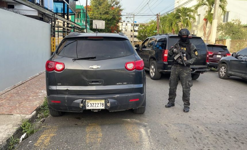 DNCD ocupan 21 paquetes, armas, vehículos y detienen cinco personas en SDE