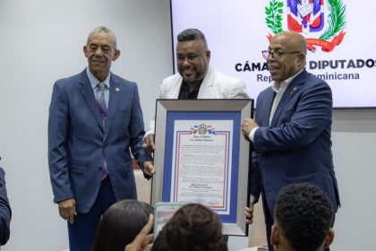 Cámara de Diputados reconoce al bachatero Luis Miguel del Amargue