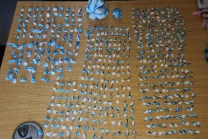 Decomisan centenares de porciones de drogas y arrestan a un hombre en Baní