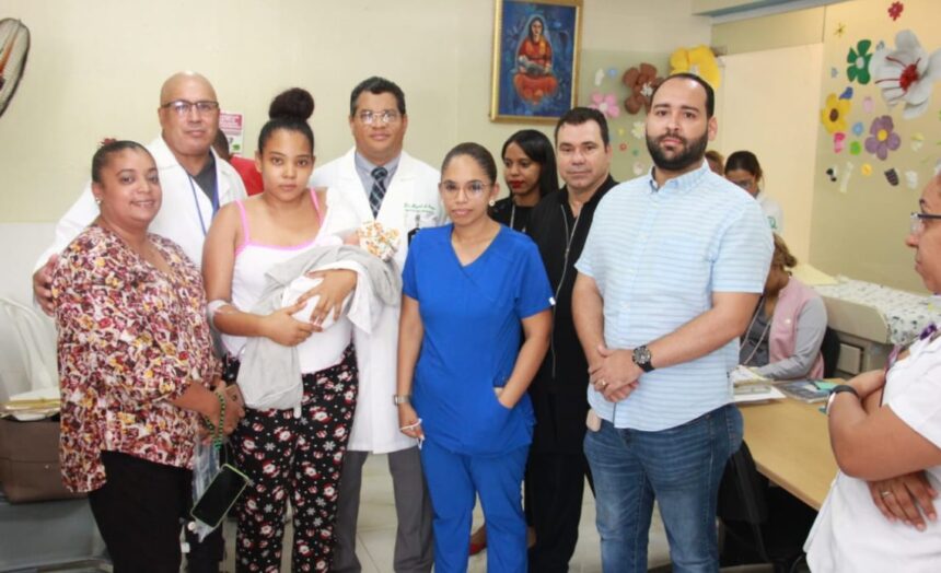 Entregan a madre recién nacida robada en maternidad de Santiago