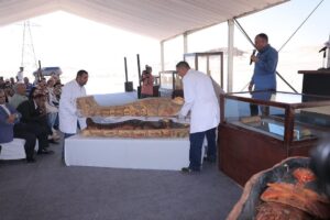 Fuera de Serie: Descubren en Egipto un cementerio de 3.500 años con un papiro del ‘Libro de los Muertos’