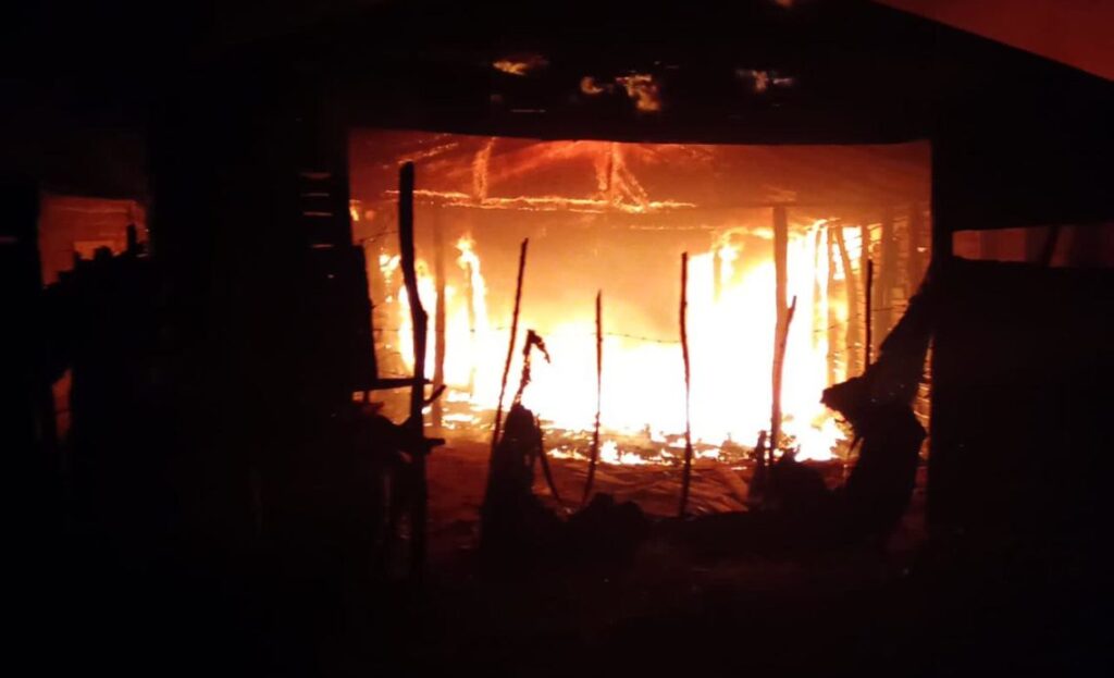 Incendio afectó área de expendio de textiles y plásticos en mercado binacional de Dajabón
