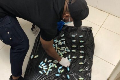 DNCD arresta hombre mientras intentaba salir del país con el estomago lleno de cocaína