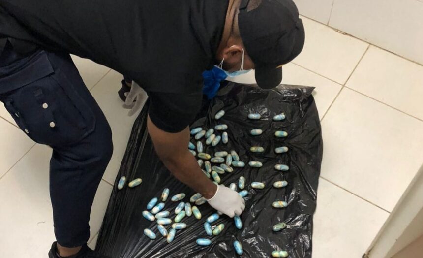 DNCD arresta hombre mientras intentaba salir del país con el estomago lleno de cocaína