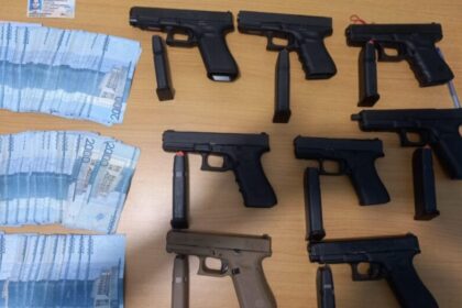 Arrestan hombre con pistolas Glock de alta potencia y más de RD$200,000