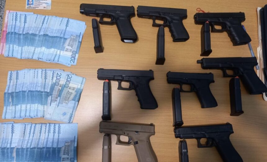 Arrestan hombre con pistolas Glock de alta potencia y más de RD$200,000