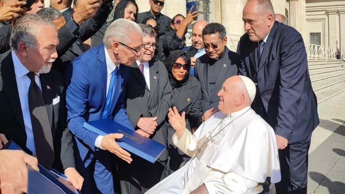 Pintores dominicanos regalan al papa libro de 17 kilos con pintura de la Virgen de la Altagracia