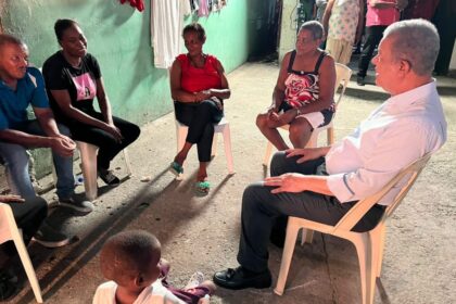 Leonel hace visita nocturna a Villa Duarte para “conocer su realidad”