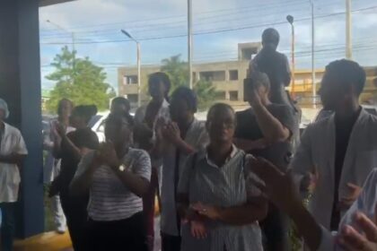 Médicos y pacientes protestan por intención de privatizar Maternidad de Los Mina