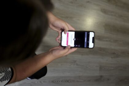 Especialista en conducta suicida: El móvil, prohibido hasta los 16 años