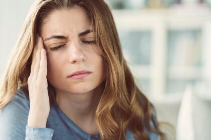 ¿Por qué no debes irte a dormir si tienes dolor de cabeza? Podría ser de “vida o muerte”