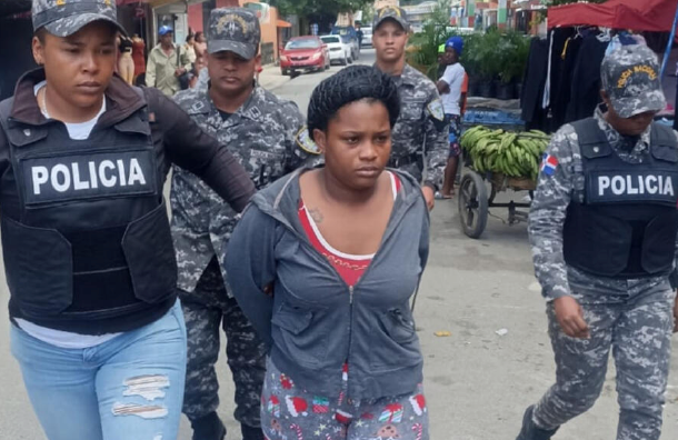 Fuera de Serie:PN apresa mujer que le cortó la cara a su hija de 5 meses con una navaja