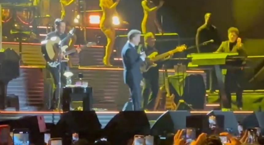 ¡Por fin! Luis Miguel sale a escenario en el Estadio Olímpico de Santo Domingo