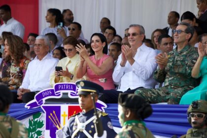 Abinader encabeza desfile militar por el 180 aniversario de la Independencia Nacional