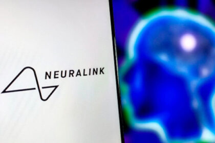 Elon Musk confirma el primer implante cerebral exitoso en un ser humano