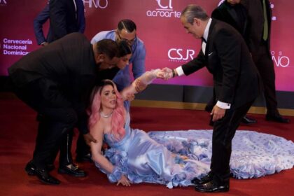 Presentadora de televisión Karen Yaport gana y se cae en premios Soberano