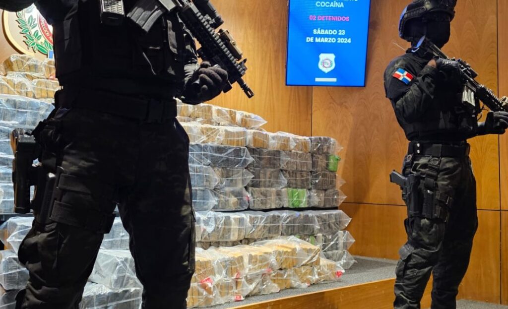 DNCD apresa lancha en Peravia con 754 paquetes presumiblemente de cocaína; apresan a dos