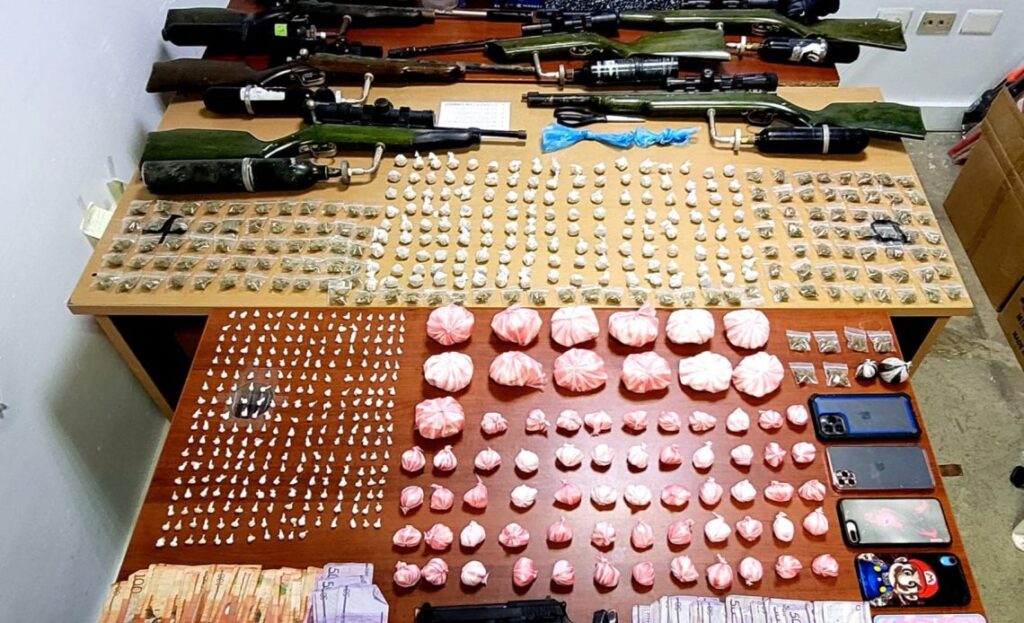 Ocupan numerosas porciones de drogas tras operativo y allanamientos simultáneos en Santiago