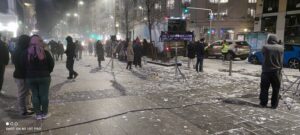 Varias escena de la grabación de la película AP 6, en la calle principal de Madrid, Gran Vía España.