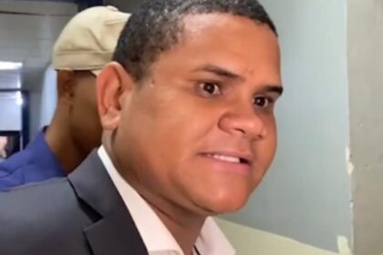 Se entrega vice cónsul que fue suspendido y es acusado de abuso sexual contra un menor