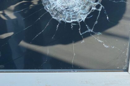 Policía Nacional apresa hombre por daños y disparos a otro en las afueras de una entidad bancaria