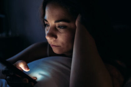 Uso del celular modifica al cerebro: no solo provoca depresión, ansiedad o deformaciones