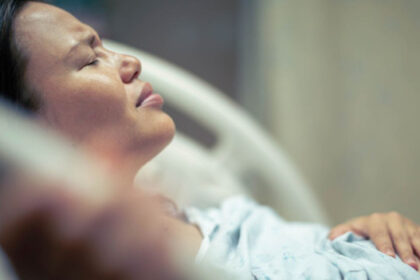 Mujer entra en coma minutos después de dar a luz por embolia de líquido amniótico
