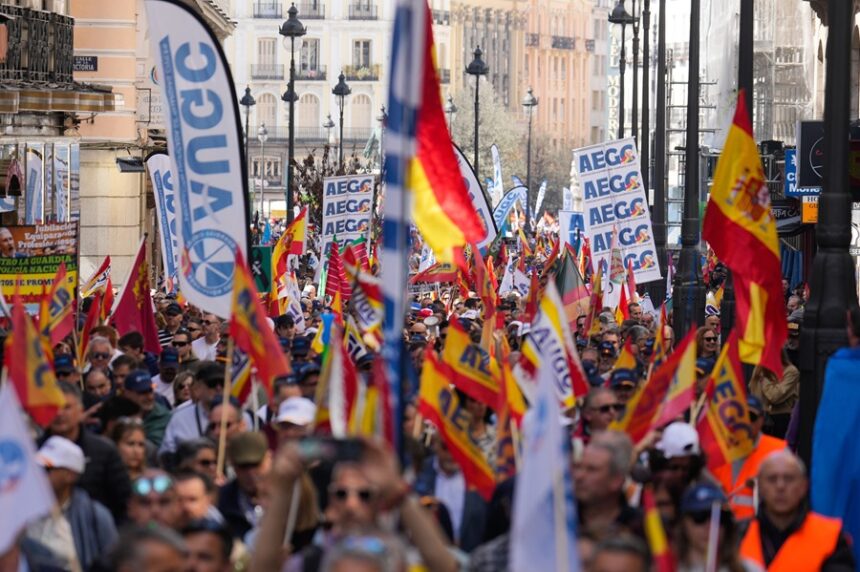 Más de 12.000 personas piden una jubilación “digna” para policías y guardias civiles