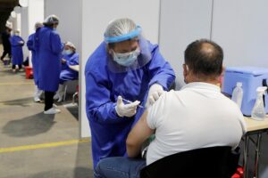 Fuera de Serie: Un hombre alemán de 62 años fue vacunado 217 veces contra la covid
