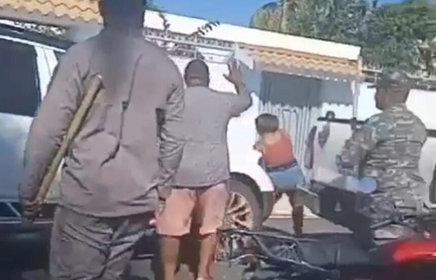 Fuera de Serie : Conductor de camioneta intenta arrollar una mujer en presencia de policías, en Sánchez