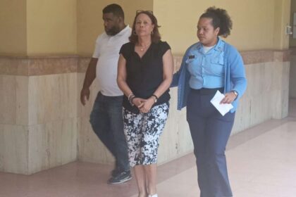 Entró libre al tribunal y salió apresada; autoridades la acusan de planificar muerte de esposo en 2020