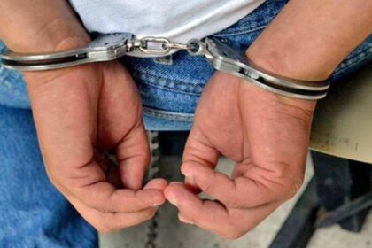 Apresan a “La Cachona” por robo en tienda de celulares en Miches