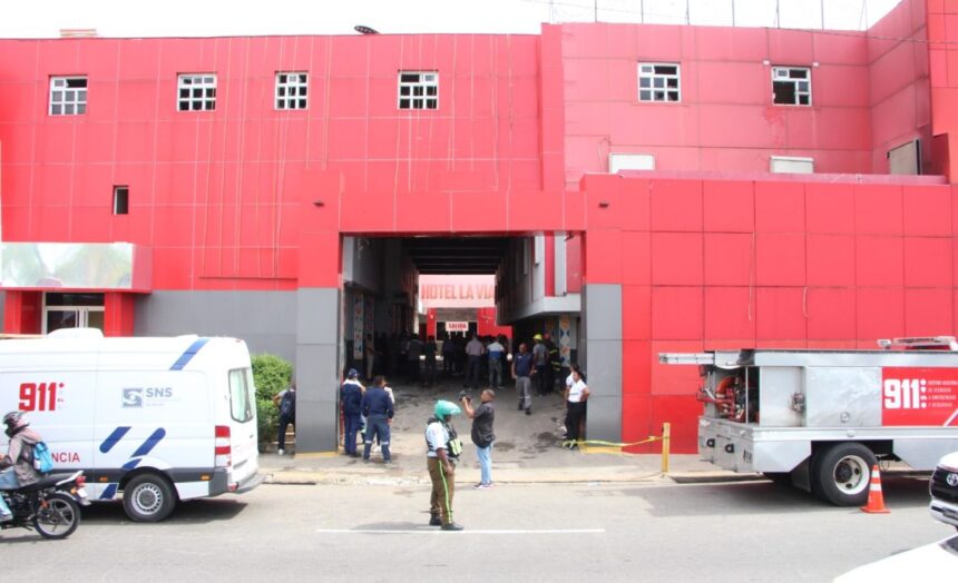 Autoridades investigan incendio en Hotel La Vía, en SDE