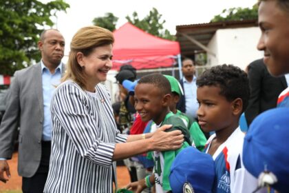 Vicepresidente inaugura complejo deportivo en Los Mina remozado por el INEFI