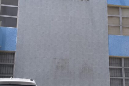 Mujer denuncia en Centro Médico San Martín retienen a su padre por deuda