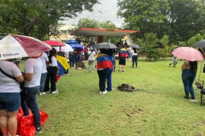 Venezolanos en RD se manifiestan bajo la lluvia