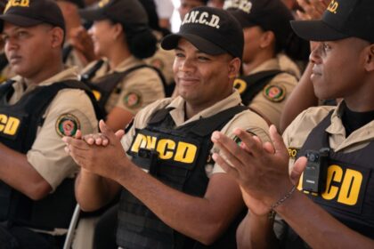 Abinader dispone aumento salarial de hasta un 160% para agentes de la DNCD