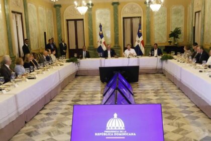 Abinader presenta logros de compras públicas en RD a un grupo de embajadores extranjeros