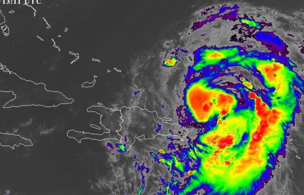 Tormenta Ernesto posee vientos máximos de 110 Km por hora