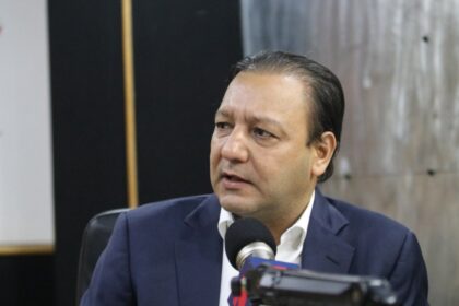 Abel Martínez acude a fiscalía para iniciar proceso de verificación de paternidad de supuesto hijo